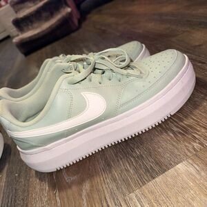 Nike Women's/mens Light Green Sneakers